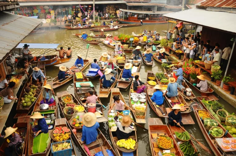 Exploring-Bustling-City-Markets-A-Sensory-Experience