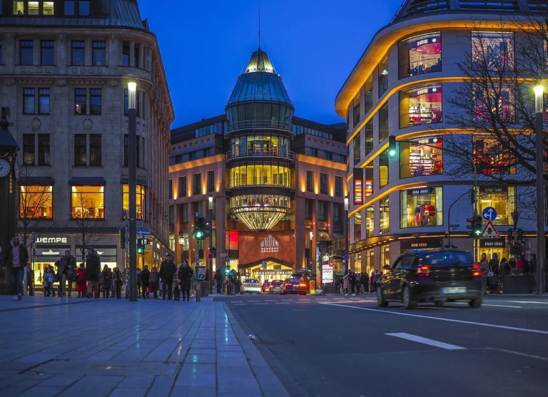 Visitas nocturnas innovadoras tours de luz y realidad aumentada en Barcelona